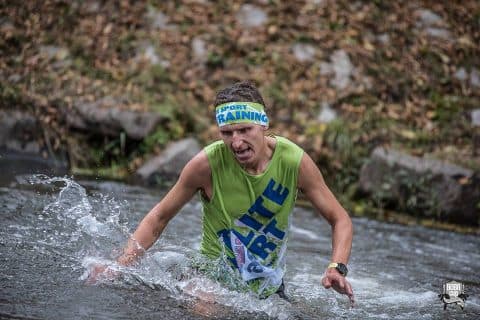 Street workout tim v obleceni na mieru